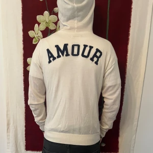 Zadig & Voltaire 100% Merinoull Zip-Hoodie: S - Säljer en superfin Zip-Hoodie ifrån Zadig Voltaire som är gjord 100% av merinoull, perfekt för kyligare dagar. Tröjan är i storlek S och sitter som S. Tröjan är i väldigt fint skick utan skavanker. Nypris ligger på 5000kr. Hör av er vid yttligare funderingar☺️