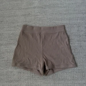 Beige ribbade shorts från Zara - Snygga beige shorts från Zara i ribbad bomullskvalitet. De är högmidjade och har en clean, tight passform som sitter skönt mot kroppen. Perfekta för chill dagar eller när du vill ha en enkel och stilren look. Kan även användas under kjol etc, kan skicka hur de sitter på vid förfrågan:)