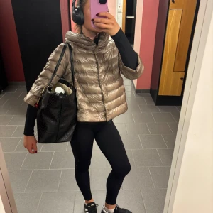 Herno jacka i nyskick! - Jag säljer min nya fina herno jacka då den inte riktigt är min stil. Nypris ca 6000. Ny skick. Herno galge medföljer 