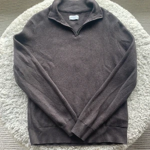 Brun stickad half zip-tröja M - Abraham Half Zip Tröja från These Glory Days