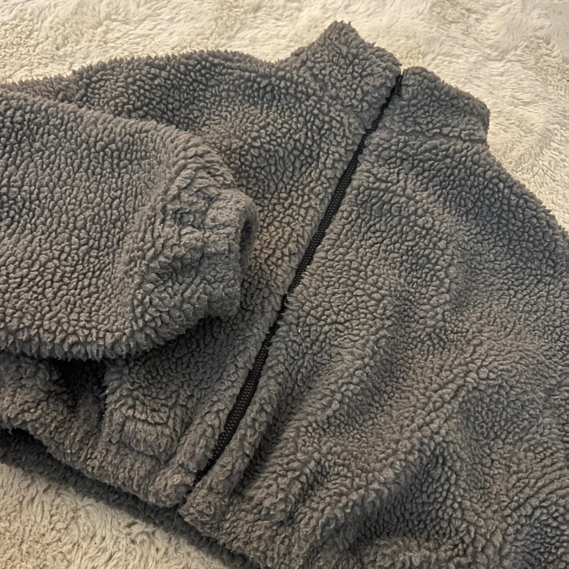 Grå teddyjacka med dragkedja