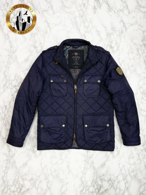 Morris Jacka M - Marinblå Morris jacka i storlek M i mycket bra skick. Tveka inte på att höra av dig för fler frågor eller vid minsta fundering! Skick: 9/10