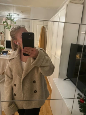 Beige kort kappa - Helt ny aldrig använd beige kort kappa från design by si storlek Xs/S