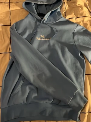 ljusblå ralph lauren hoodie - en ljusblå hoodie från polo ralph lauren, bra skick. säljer pga jag inte använder den.