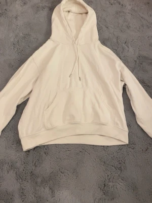 Vit hoodie - Vit hoodie med snören. Kan eventuellt tänka mig gå ner i pris
