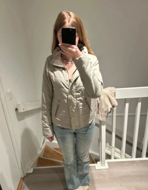Beige jacka med dragkedja  - Säljer en jättefin vår/sommar jacka som jag har köpt på loppis!! Jackan har både dragkedja och knappar, men har även två stycken fickor på sidan av jackan! 🥰 Deb är från märket vila i storlek xs. Oops!! Knapparna på jackan är väldigt slitna därför är den nersatt långt i pris! Djur och rökfritt hem, pris kan diskuteras!❤️