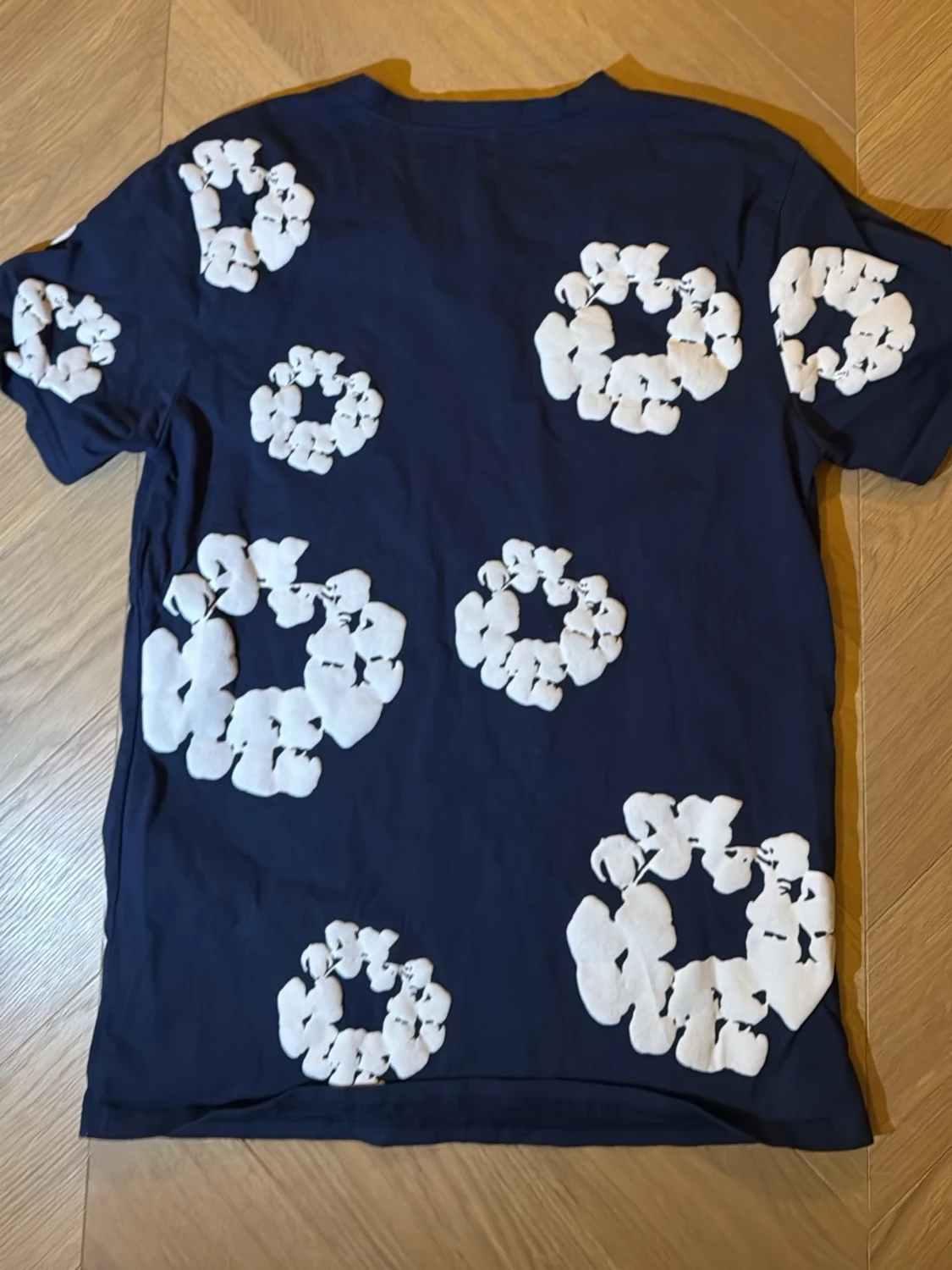 Mörkblå t-shirt med vita blommor - 2