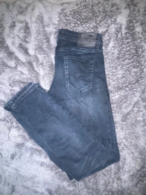 Jack & Jones jeans  - Säljer ett ett par feta jeans från Jack and Jones i storlek 31/32 modell smil Glenn  Ena backfickan borttagen  Priser går att diskuteras