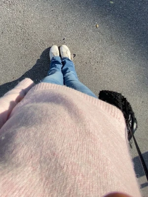 Ljusrosa stickad offshoulder tröja - Mysig ljusrosa stickad tröja med bred ribbad offshoulder-krage. Tröjan har lång ärm och är tillverkad i ett mjukt material som känns fluffigt och skönt. Perfekt för dig som gillar en chill och feminin stil med lite extra cozy-vibe.