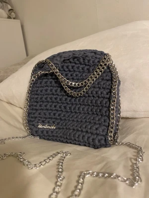  Väska  - Egenvirkad Stella McCartney liknande väska, i mörkgrå färg med silverkedja 💗 Har även i andra färger
