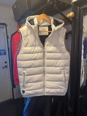 YES ZEE Väst - Vit väst i storlek M från YES ZEE. Köpt från miinto och använd ett par fåtal gånger. 