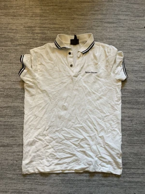 Vit piké från Equipe d'Artistes - Säljer en vit piké från Equipe d'Artistes. Storlek S, fint skick