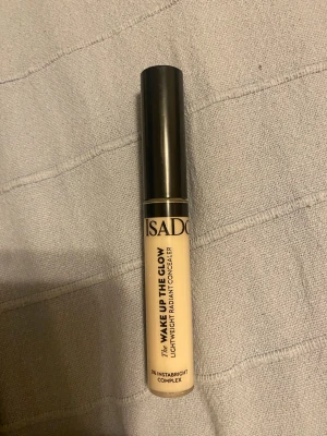 Isadora Wake Up The Glow Concealer - Isadora Wake Up The Glow Lightweight Radiant Concealer i färgen 1N. Endast använd 1 gång och insåg att den var inte var min nyans. 