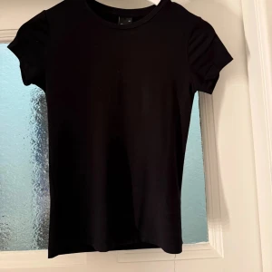 Svart t-shirt - Tajt svart t-shirt från Gina i storlek XS, fint skick 💕