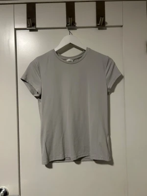 Ljusgrå basic t-shirt i bomull - Enkel ljusgrå T-shirt från HM