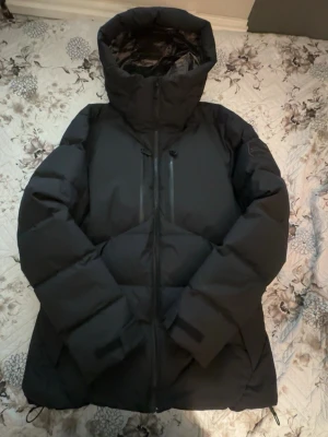 Sail Racing Jacka (iWarm) - Säljer denna sprillansnya Sail Racing jacka i storlek L med iWarm teknologi. Den har 3 olika lägen som gör att jackan blir varm. Powerbank kommer med. 