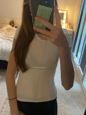 Vit t-shirt från Gina Tricot XXS - Säljer en fin, basic vit t-shirt från Gina Tricot i storlek XXS. Materialet är mjuk bomull som sitter skönt och tight mot kroppen. Perfekt att styla med jeans till skolan eller med kjol till jul! T-shirten är i super bra skick och är köpt för 160kr