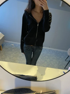 Svart zip up hoodie -  Svart zip up hoodie med luva från H&M. Den är i storlek XXS men skulle säga att den sitter mer som en XS. Inga defekter eller liknande. Skriv vid frågor💕