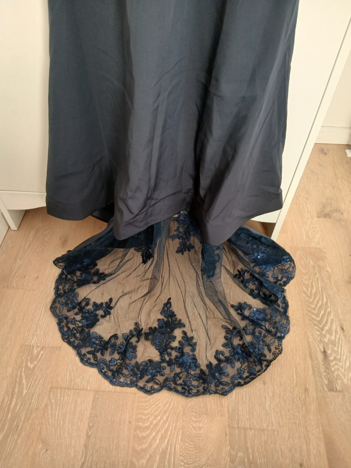 Elegant mörkblå balklänning med paljettbroderad överdel & spetsdetaljer - 4