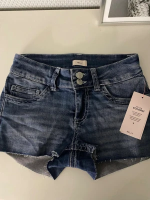 Lågmidjade shorts  - Säljer även dessa snygga shorts då jag köpte i fel storlek. Helt oanvända bara prövade med prislappen kvar💞 nypris 499:- 