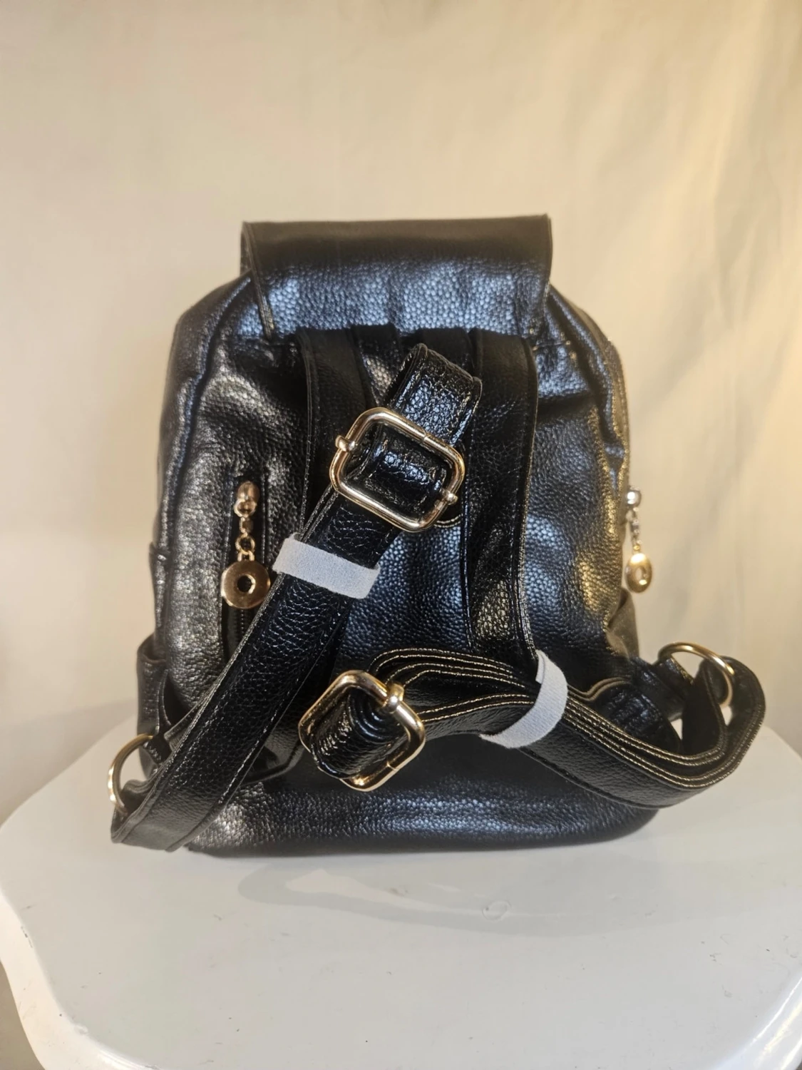 Svart ryggsäck i skinn med gulddetaljer - 2