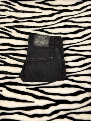 Replay jeans - Svarta jeans från Replay, modell MickyM. Klassisk femficksdesign med Replay-logga på fickan och bakre etikett. Jeansen har en rak passform och är tillverkade i mjukt jeansmaterial med lätt tvättad look. Perfekt för dig som gillar stilrena och tidlösa jeans. Aldrig använda, hör av dig vid funderingar 🤙
