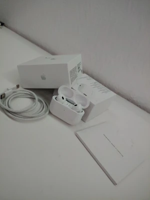 AirPods Pro 2nd generation - Apple AirPods Pro 2nd generation med USB-C laddningskabel, originalförpackning och manual. Hörlurarna ser ut att vara i gott skick med mindre tecken på användning. Aktiv brusreducering och hög ljudkvalitet. Perfekt för både musik och samtal. Perfekt julklapp/present till familj eller vänner. (allt i bilden följer med) 