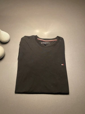 Tommy Hilfiger T-Shirt  - Säljer nu denna riktigt snygga Tommy Hilfiger T-shirten bara höra av dig vid frågor eller funderingar och pris kan absolut diskuteras.