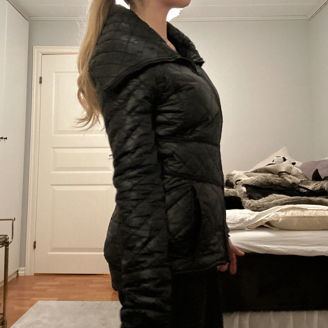 Svart quiltad jacka med stor krage