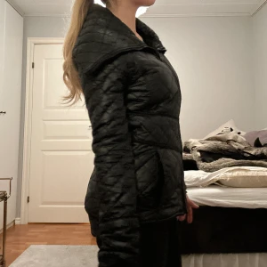 Svart quiltad jacka med stor krage - Säljer en så fin svart jacka från Adidas med bred krage och dragkedja framtill. Figurnära passform och långa ärmar! Påminner om Henro, fast quiltad och långa armar! 
