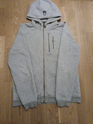 Grå sail racing kofta - Storlek 170. Ena dragkedja är sönder.