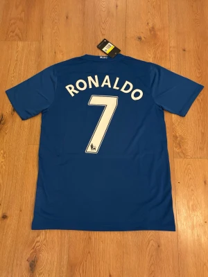 Manchester United Cristiano Ronaldo retro fotbollströja  - Helt oanvänd med tags kvar och Nike påse. Storlek small. Skriv privat för fler bilder eller vid funderingar!