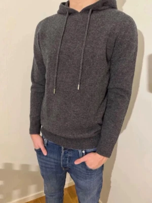 Merinoull Hoodie - Exklusiv och stilren hoodie i 100 % merinoull ✨ Perfekt för vår- och sommarsäsongen. Storlek XS, mycket sparsamt använd (max 3 gånger) och i utmärkt skick utan defekter. Kontakta mig gärna vid intresse eller frågor 😊(Priset är diskuterbart)