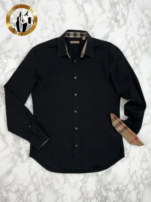 Burberry Skjorta M - Svart Burberry skjorta i storlek M i mycket bra skick. Skjortan är självklart äkta. Är du osäker på äkthet hänvisar jag gärna till bra källor/guider. Tveka inte på att höra av dig för fler frågor eller vid minsta fundering! Skick: 8,5/10