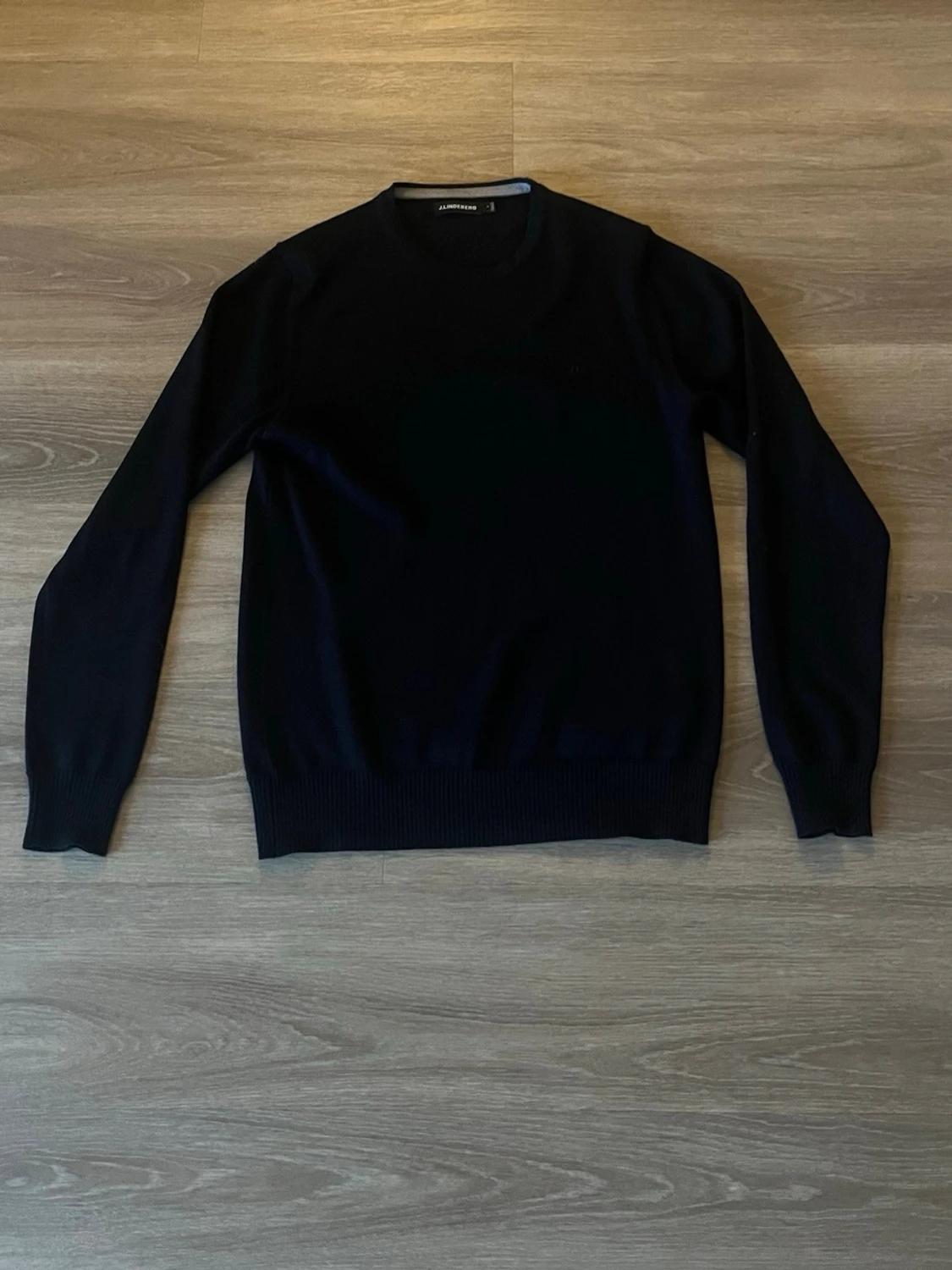 Mörkblå stickad tröja från J.Lindeberg