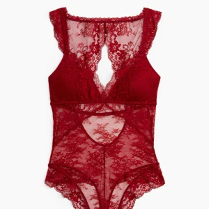 Röd spetsbody med öppen rygg - Säljer en jättefin röd spetsbody i storlek S. Helt ny, bara provad. 