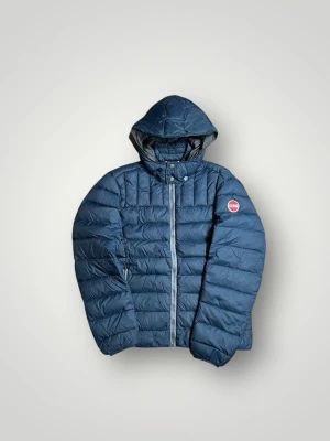 Colmar jacka - Tja säljer nu denna riktigt snygga och populära colmar jacka i storlek M där nypris är cirka 4500kr, skick 8,5/10 vid minsta lilla fundering är det bara att höra av sig! Mvh Santén 