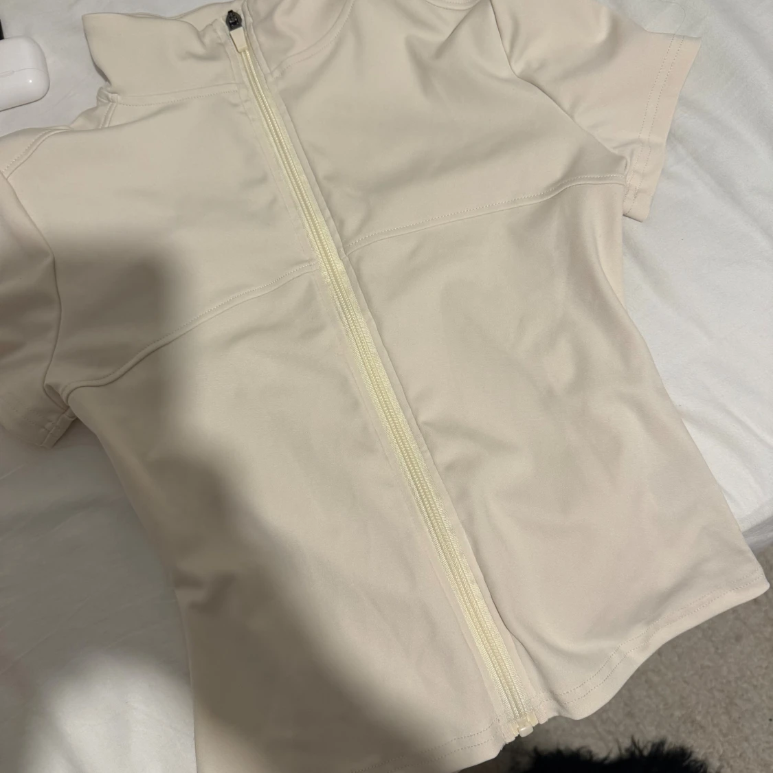 Beige kortärmad topp med dragkedja