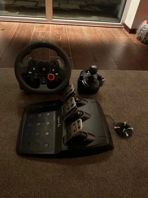 Logitech G29 Driving Force Racing Wheel & Pedals - Logitech G29 ratt, pedaler och växelspak för PlayStation och PC. Realistisk force feedback, slitstark läderklädsel och robusta metallpedaler. Växelspak ingår. Mycket fint skick, endast lättare bruksspår på pedalerna.