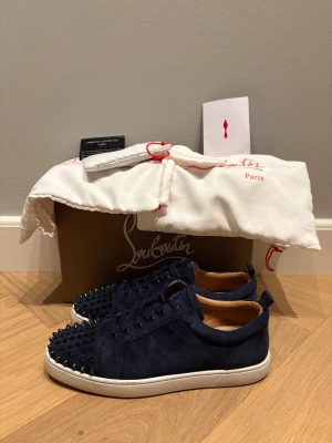 christian louboutin - Säljer ett par christian louboutin i väldigt bra skick dom är i storlek 43 och man får med box,kort,extra snören,två dustbags och påsar och kvitto några frågor hör av dig  