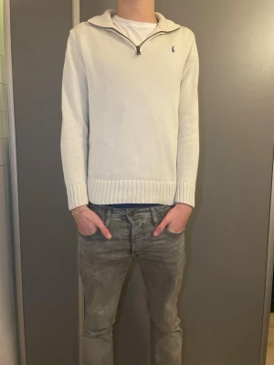 Ralph Luren halv-zip 14-16 - Säljer min ralph lauren halv-zip pga den är för liten. Den är i användt skick men fortfarande inte mycket spår på användning. Den passar dig som är runt 165-170. Storleken är 14-16 men sitter som xxs eller en liten xs. Har nu nårra frågor eller funderingar hör gärna av er! MvH VJresell