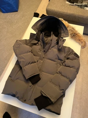 Grå black label wyndham - Grå wyndham black badge. Storlek m. Skriv för intresse och bilder. 