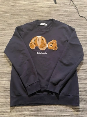 Svart Palm Angels sweatshirt med björn - Säljer en snygg Palm angels tröja! Tröjan är i mycket bra skick och har inga defekter. Om ni har några andra frågor så är de bara att höra av er!😊
