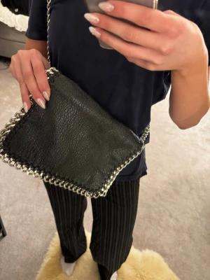 Svart väska - Superfin svart väska med silvriga metall band, skriv för fler bilder💕