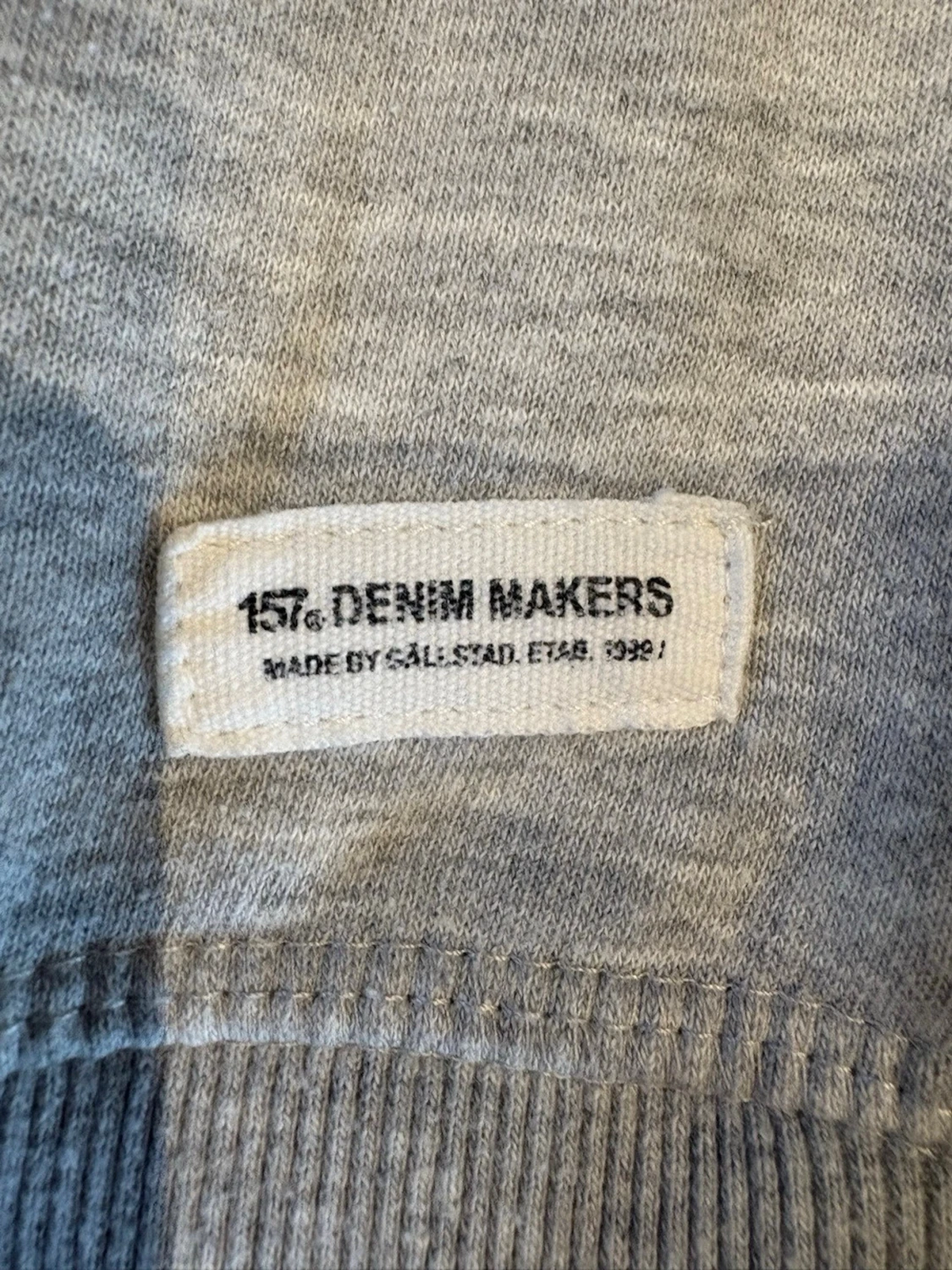 Ljusgrå sweatshirt från 157 Denim Makers - 2