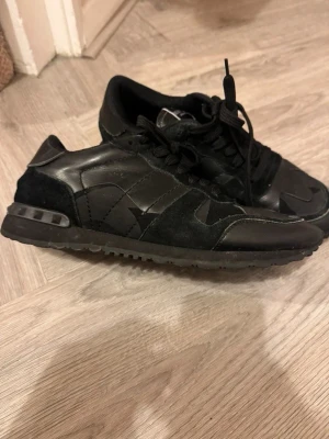 Valentino Rockrunners | Size 43,5 - Säljer dessa sjukt feta rockrunners, helt galet snygg colorway! Size 43,5, skicket är mycket bra, inga synliga defekter ! Naturligtvis äkta ⭐️