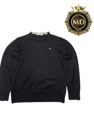 Svart merinoulltröja från J.Lindeberg - Svart, stilren tröja från J.Lindeberg i 100% |  färg:svart | storlek m men krympt till xxs | Skirv vid frågor eller mer bilder!⚜️