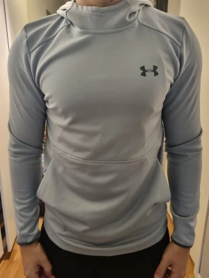 Tröja med luva Under armour  - Tröja med luva Under armour. Fast pris 250 kr. Inga byten 
