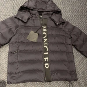 Moncler jacka  - Hej, säljer denna extremt snygga Moncler Jackan storlek 4 ( L ) men passar även M. Helt oanvänd och nyköpt men tyvärr var den för stor. Kontakta vid fler frågor och funderingar.