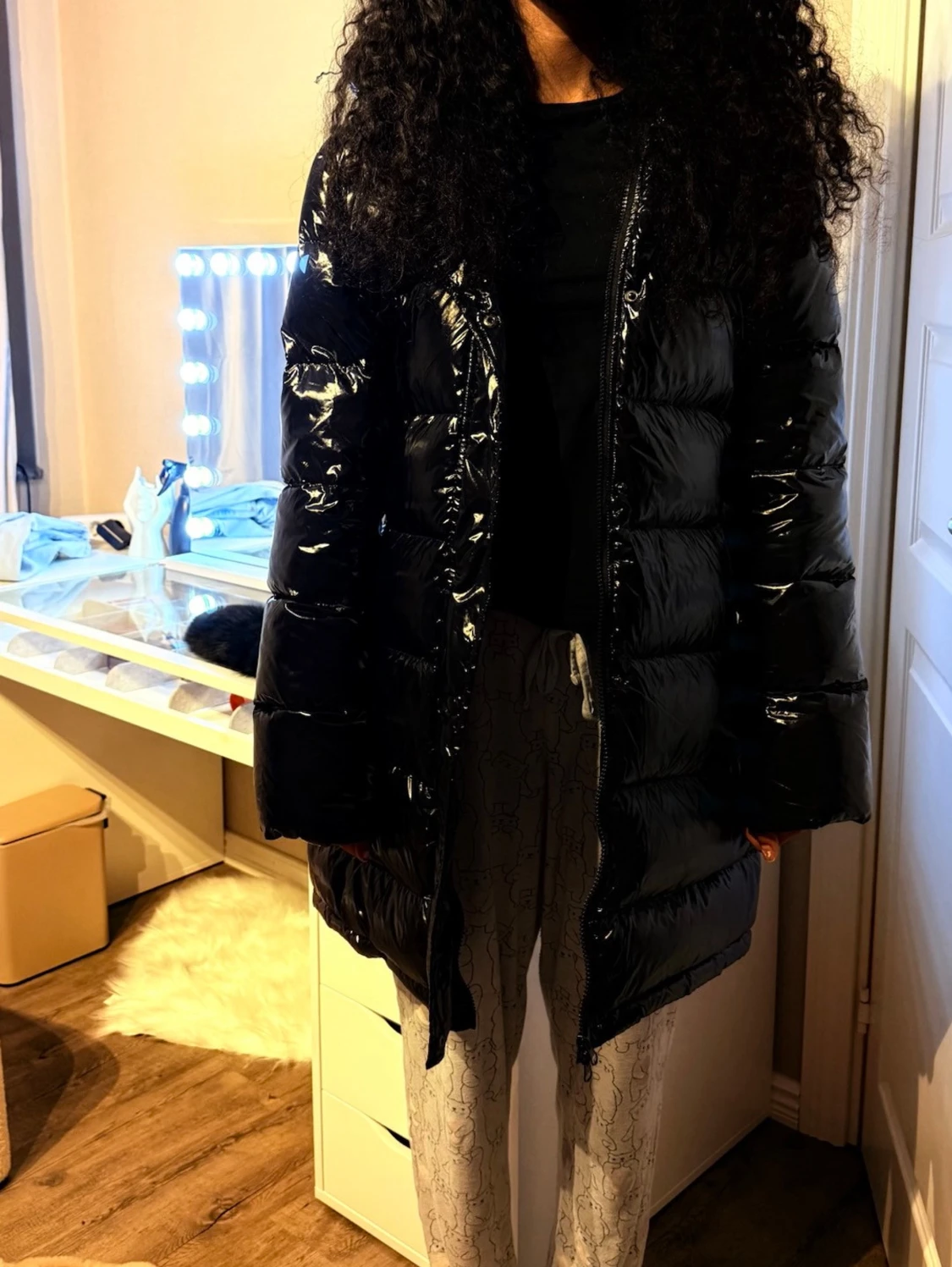 Svart glansig pufferjacka med huva - 1
